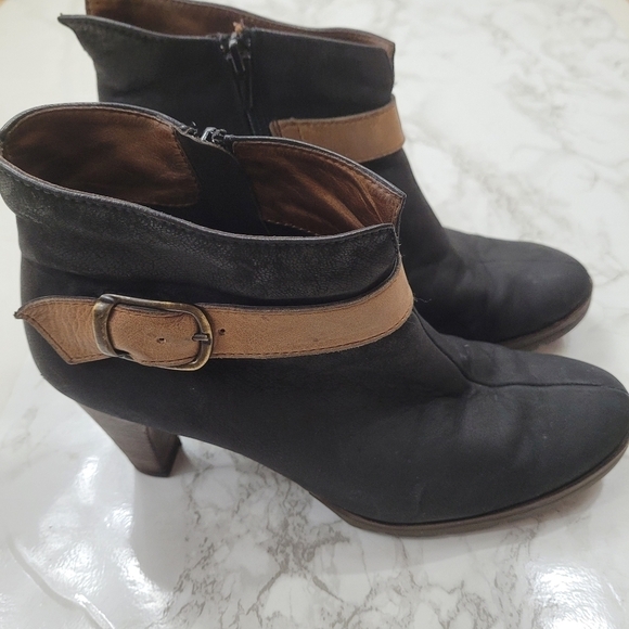Paul Green Ankle Leather Bootie - Picture 2 of 9